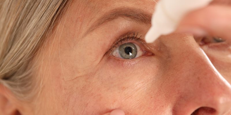 Phương pháp chăm sóc nhãn cầu bằng dung dịch nhỏ mắt