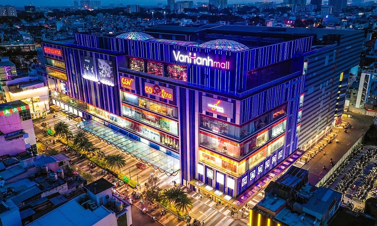 Khung cảnh sầm uất phía trước của Vạn Hạnh Mall