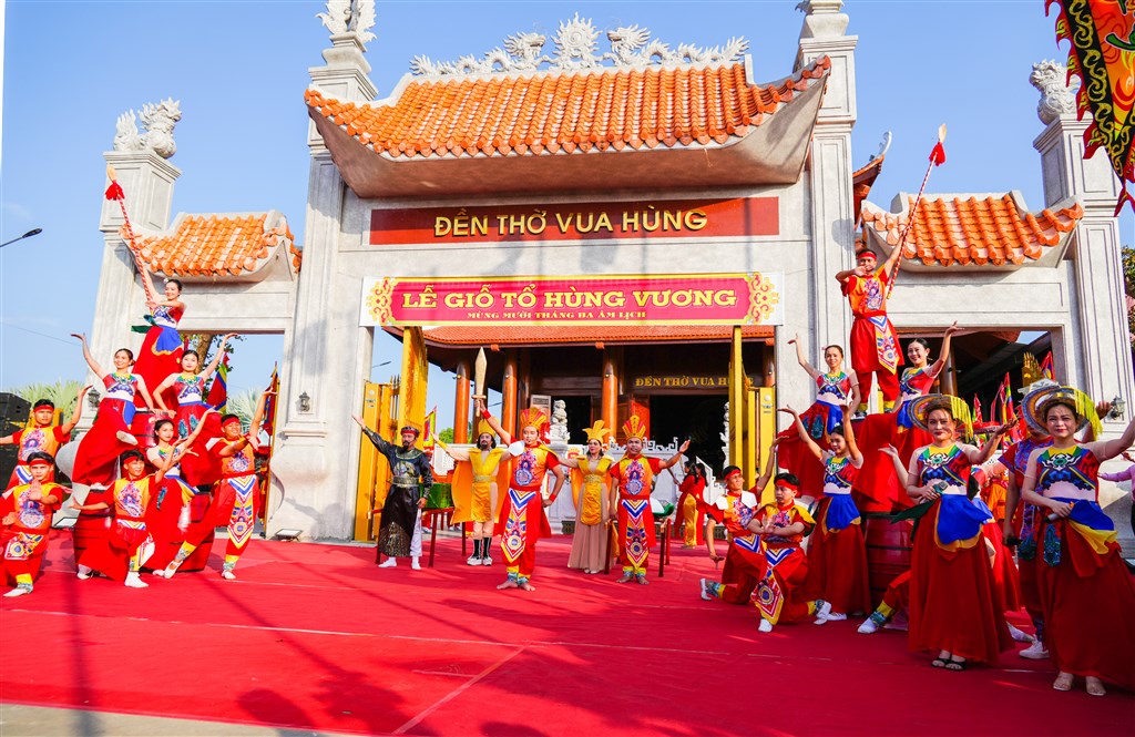 Nghi lễ dâng hương tại đền Thượng linh thiêng