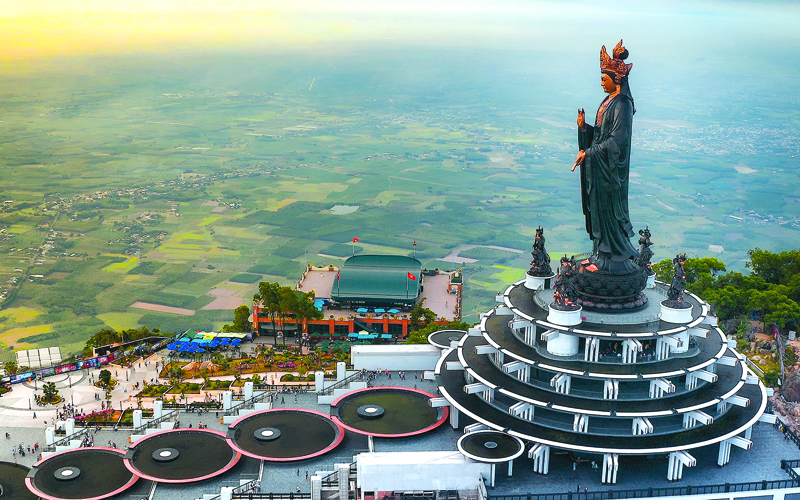 Toàn cảnh không gian kỳ vĩ tại núi Bà Đen