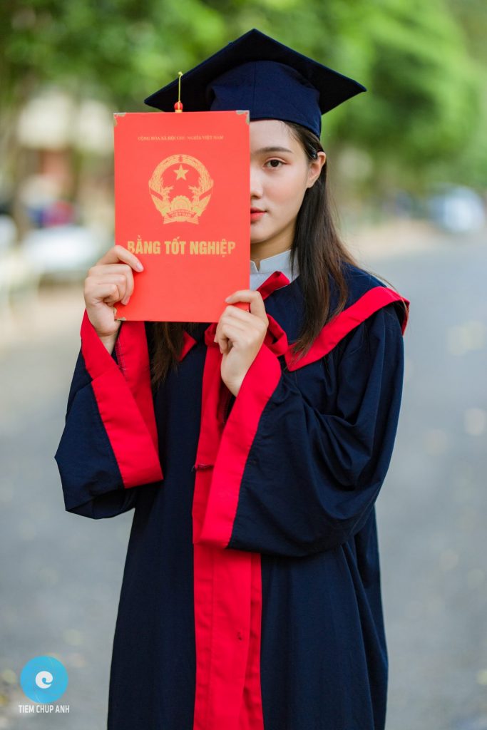 Áo cử nhân - Chất liệu: ít nhăn, ít bóng, lên ảnh mịn