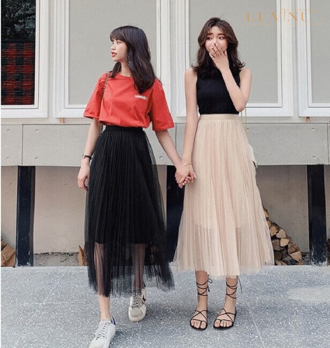 Chân váy đen - Bút chì hoặc xẻ tà: tôn dáng mà vẫn tinh tế Chân váy đen - Bút chì hoặc xẻ tà: tôn dáng mà vẫn tinh tế