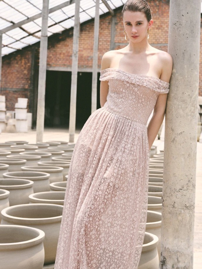 Đầm dự tiệc - 4) Off-shoulder: khoe xương quai xanh tinh tế Đầm dự tiệc - 4) Off-shoulder: khoe xương quai xanh tinh tế