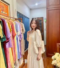 Chân váy lụa - Chân váy lụa: 7 công thức phối trẻ trung kiểu “lên đồ 5 phút” Chân váy lụa - Chân váy lụa: 7 công thức phối trẻ trung kiểu “lên đồ 5 phút”