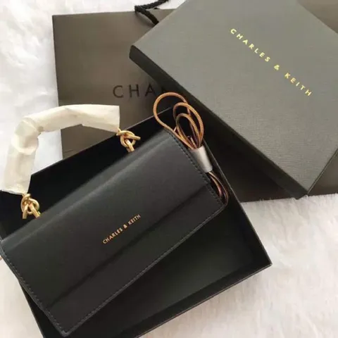 Túi charles & keith sale - Form dáng hợp trend: nhỏ gọn nhưng vẫn “đa nhiệm” Túi charles & keith sale - Form dáng hợp trend: nhỏ gọn nhưng vẫn “đa nhiệm”