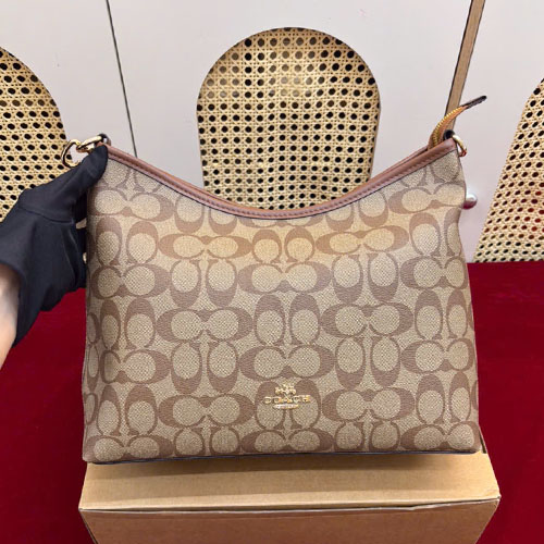 Túi coach - Hardware và đường may: chi tiết nhỏ tạo khác biệt Túi coach - Hardware và đường may: chi tiết nhỏ tạo khác biệt