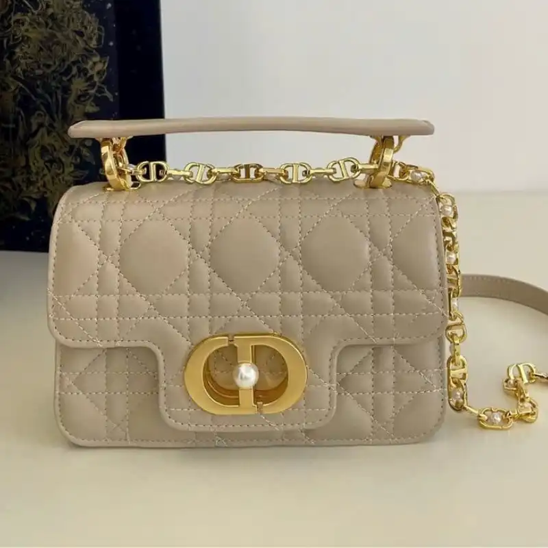 Túi dior - Saddle & Bobby: vibe cool-girl, lên ảnh rất có gu Túi dior - Saddle & Bobby: vibe cool-girl, lên ảnh rất có gu