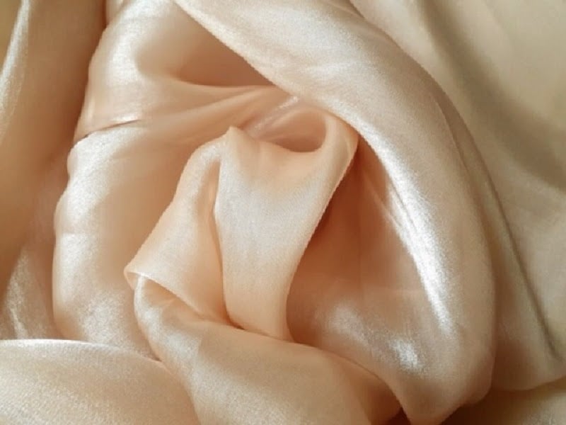 Vải organza là gì - Từ sợi tơ đến phiên bản dễ mặc hằng ngày Vải organza là gì - Từ sợi tơ đến phiên bản dễ mặc hằng ngày