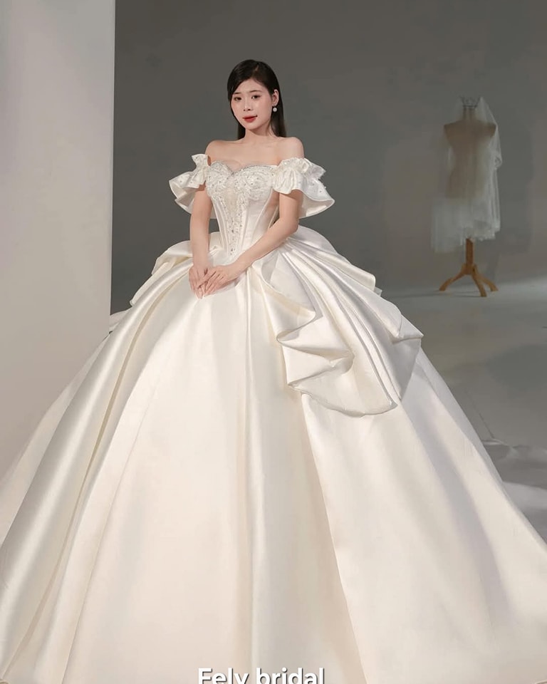 Váy cưới - Satin và lụa: bề mặt mịn, bắt sáng chuẩn “clean girl” Váy cưới - Satin và lụa: bề mặt mịn, bắt sáng chuẩn “clean girl”