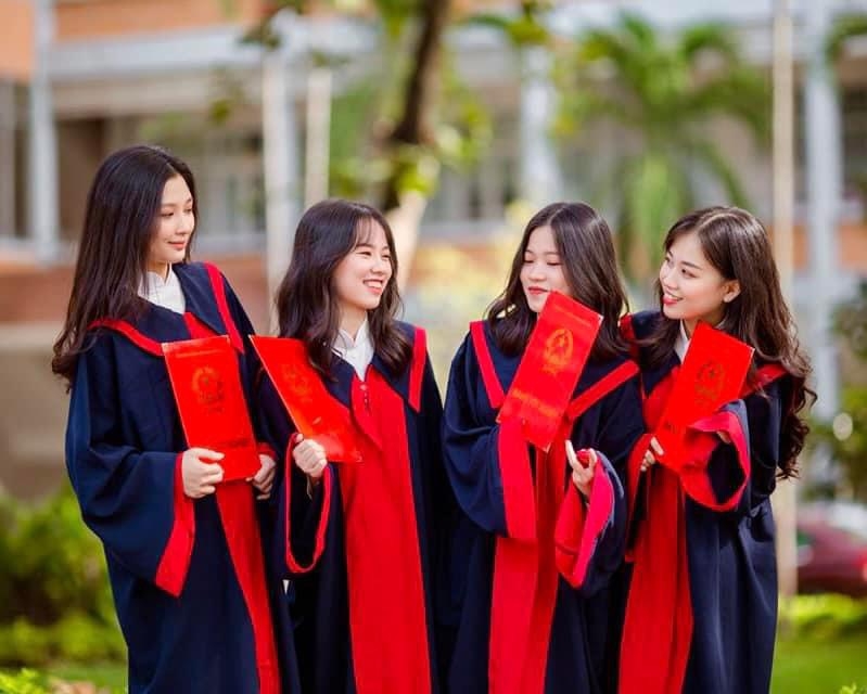 Áo cử nhân - Váy/đầm: cổ áo và độ dài tôn dáng