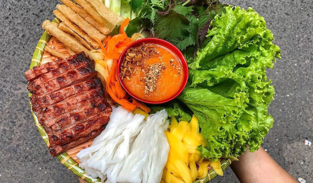 Nem nướng Nha Trang - Gia vị ướp gọn, rồi quết để tạo độ dai