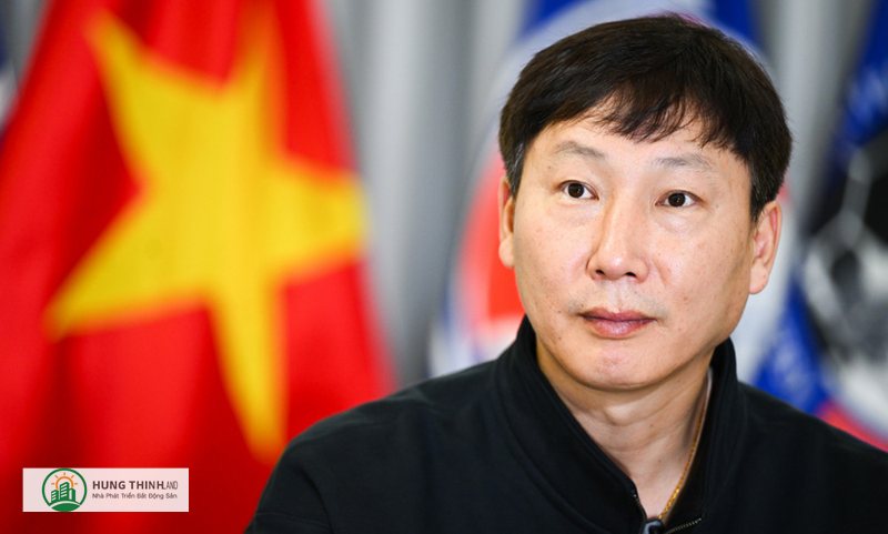 HLV Kim Sang Sik - Hợp đồng, nhiệm vụ kép và ưu tiên tái thiết