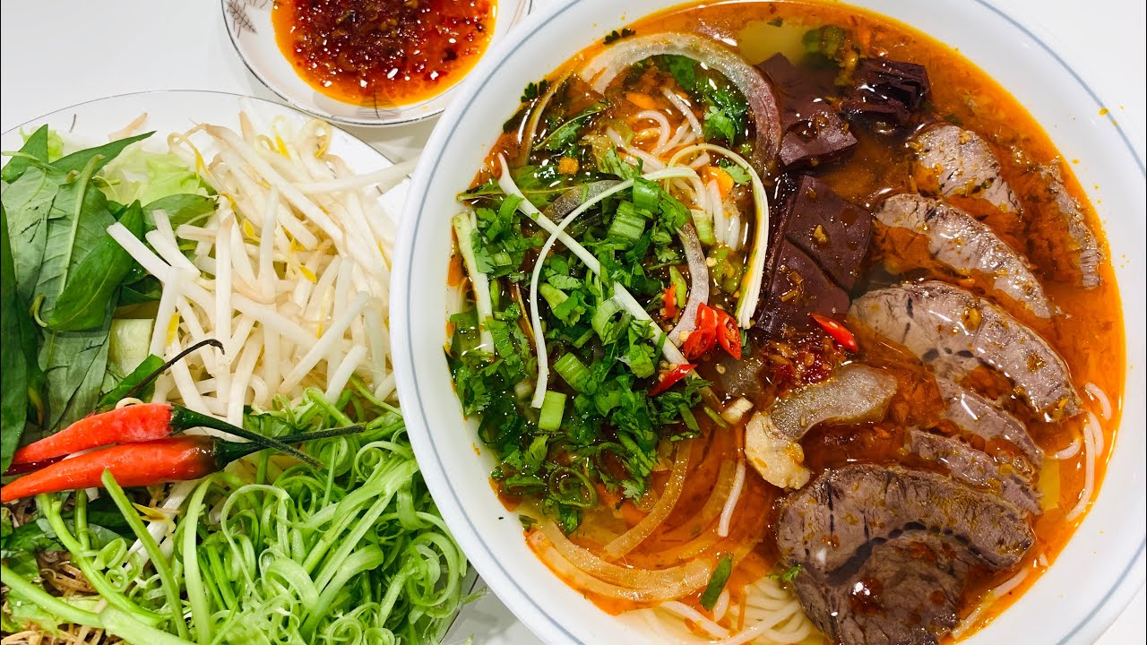 Bún bò Huế - Chọn nguyên liệu nền: xương, sả, ruốc Bún bò Huế - Chọn nguyên liệu nền: xương, sả, ruốc