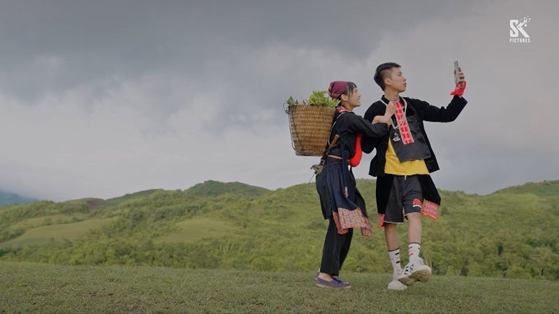 Đi giữa trời rực rỡ - Nguồn gốc và vai trò trong phim