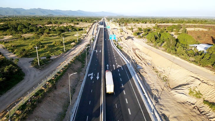 Đường cao tốc - Làn xe, dải phân cách và lối ra vào Đường cao tốc - Làn xe, dải phân cách và lối ra vào
