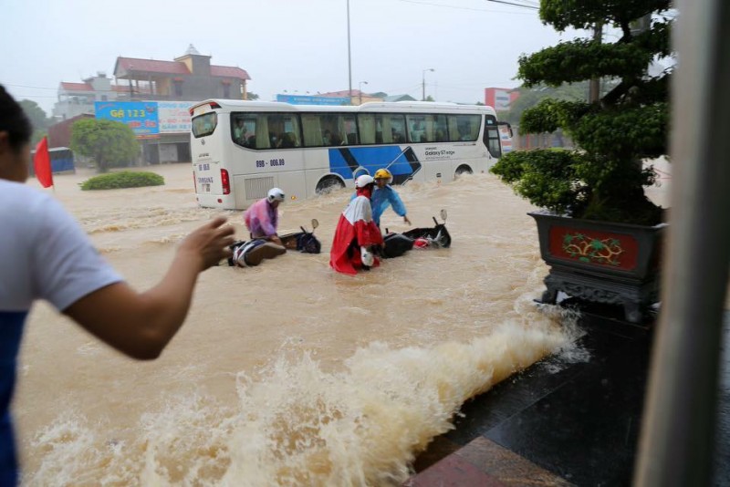 Thời tiết Đồng Hới - Thành phố ven biển nên thời tiết chịu ảnh hưởng mạnh từ biển