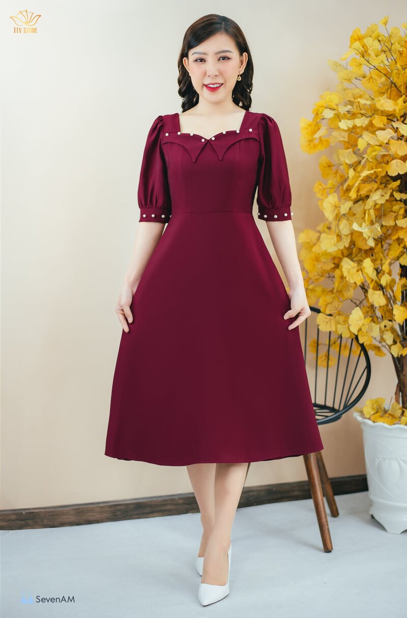 Đầm cổ vuông - Đường cổ vuông khác cổ tròn và cổ tim ở chỗ nào Đầm cổ vuông - Đường cổ vuông khác cổ tròn và cổ tim ở chỗ nào