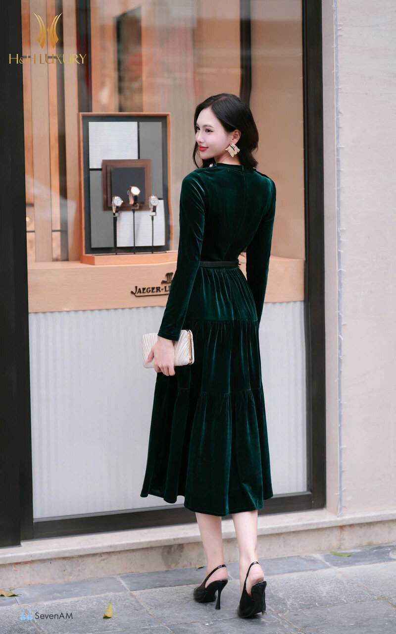 Đầm nhung - Phụ kiện trên nền nhung nên bớt đi Đầm nhung - Phụ kiện trên nền nhung nên bớt đi