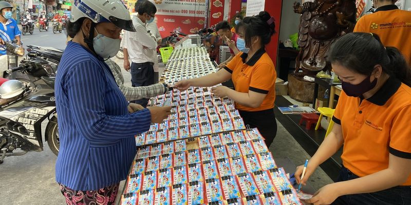 Không khí nhộn nhịp của hoạt động mua vé đầu năm